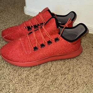 Red adidas Sneaker.